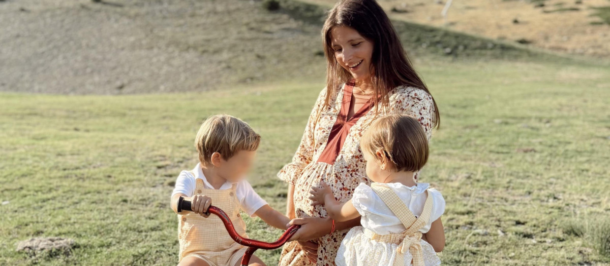 Miriam, con sus hijos Miri, Ramón y Lucía (aún en la tripa) hace pocas semanas