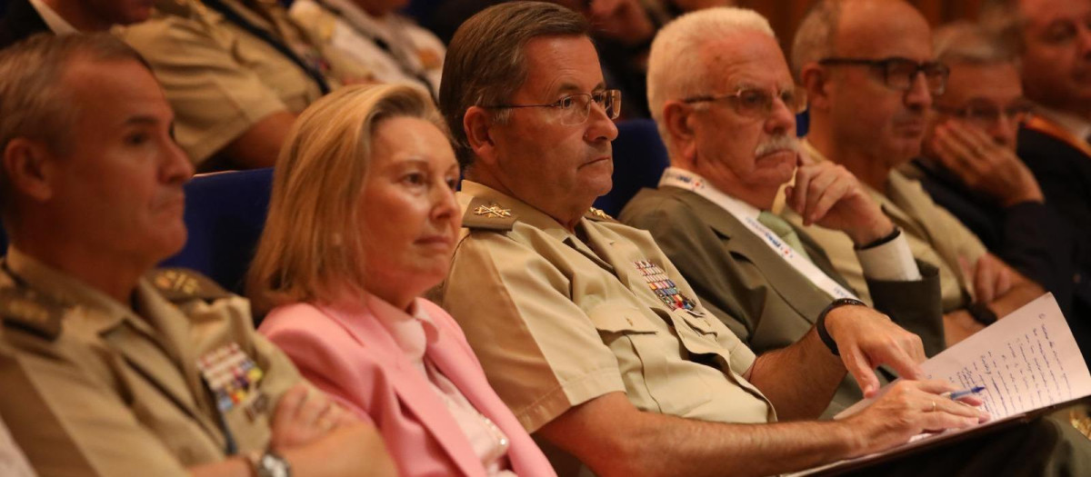 La secretaria de Estado de Defensa, María Amparo Valcarce, inauguró el foro el 30 de septiembre, acompañada por el Jefe de Estado Mayor del Ejército de Tierra (JEME), general de Ejército Amador Enseñat y Berea