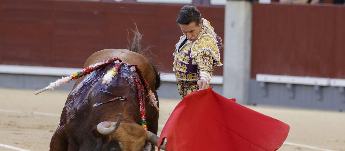 El diestro Diego Urdiales toreando