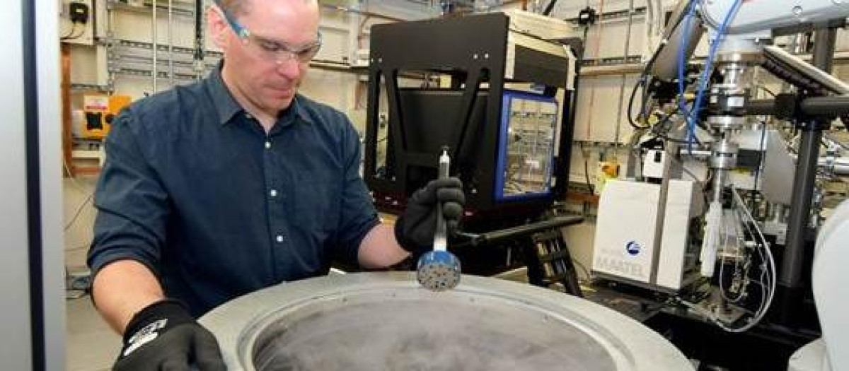 El investigador Darren Fearon en las instalaciones XChem en el sincrotrón Diamond Light Source