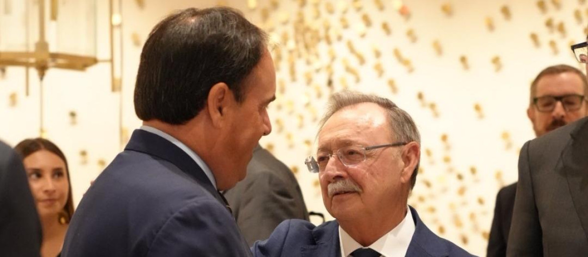 Imagen de Pérez Llorca saludando a Vives en el acto