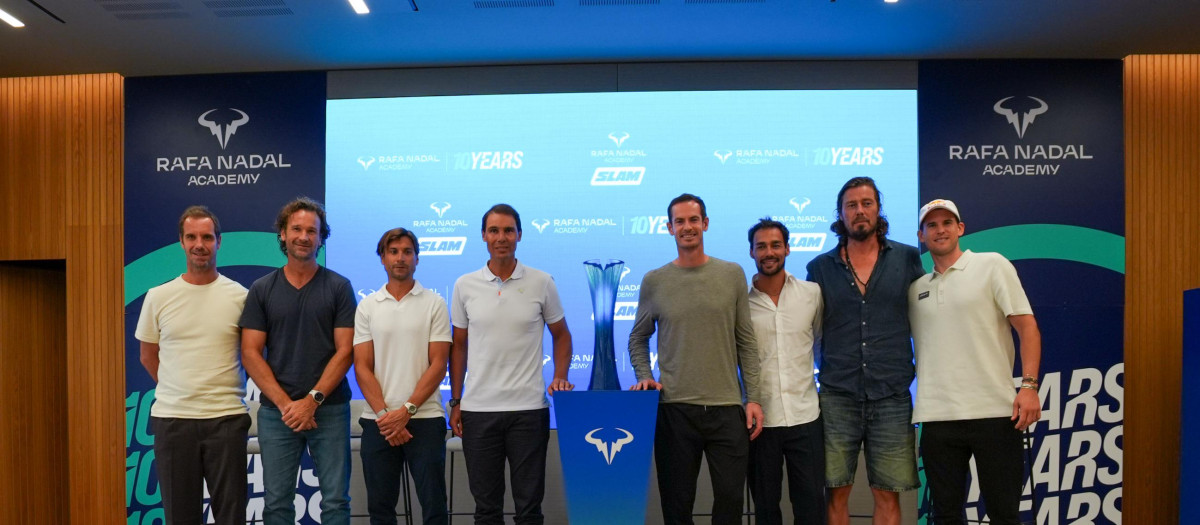 Rafa Nadal posa junto a sus compañeros y rivales del primer Slam de su Academia