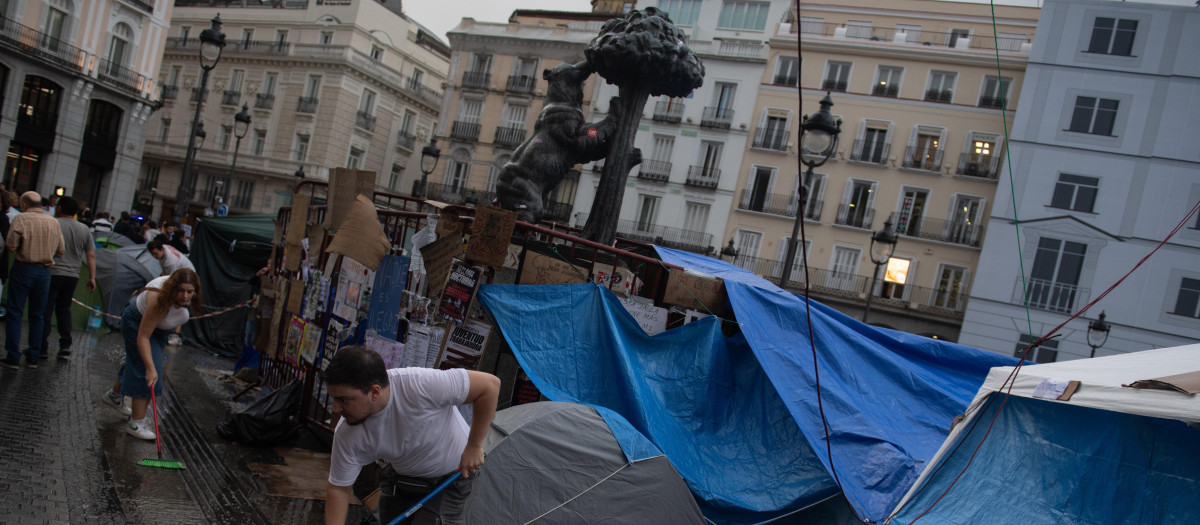 Varias personas desaguan sus tiendas de campaña en la Puerta del Sol