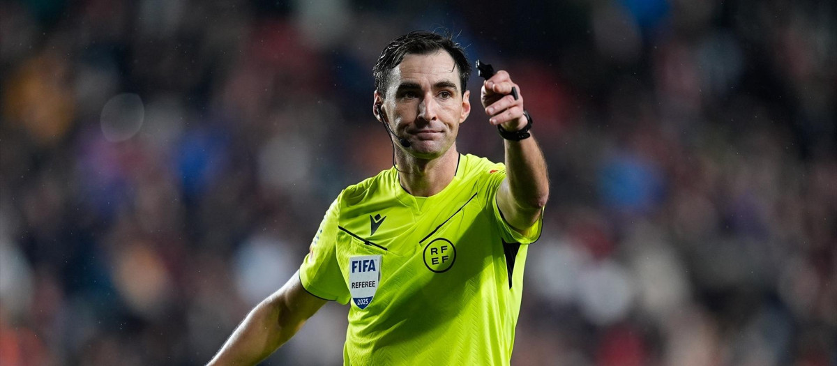 Ricardo de Burgos Bengoetxea, uno de los grandes señalados por parte del Real Madrid, lleva siendo árbitro profesional desde el año 2011 y en la etapa de Negreira estuvo cuatro años en Segunda y otros tres en Primera