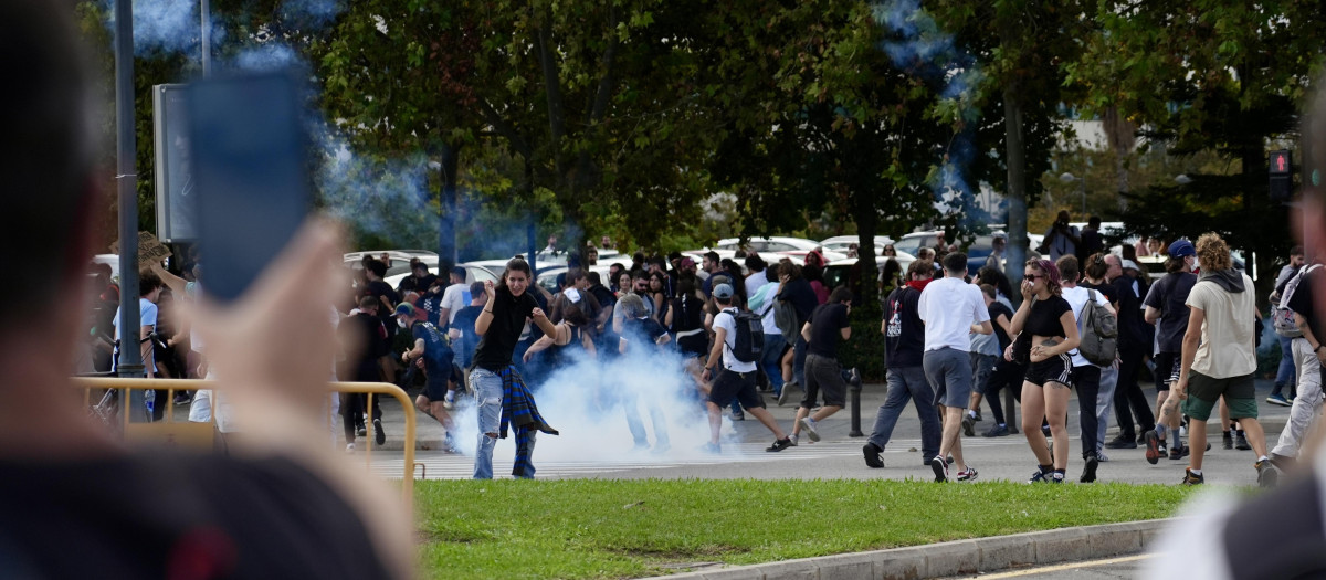 Manifestantes y policías durante los altercados de la manifestación por la vivienda en el Palau de les Arts