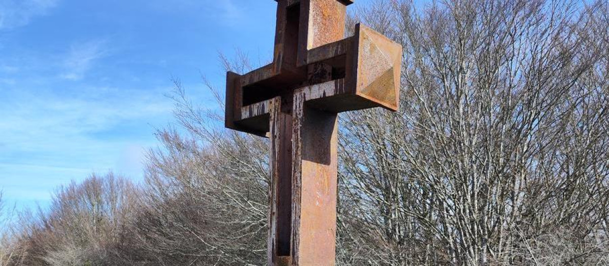 La cruz del monte Isuskitza, vandalizada, poco antes de su destrucción