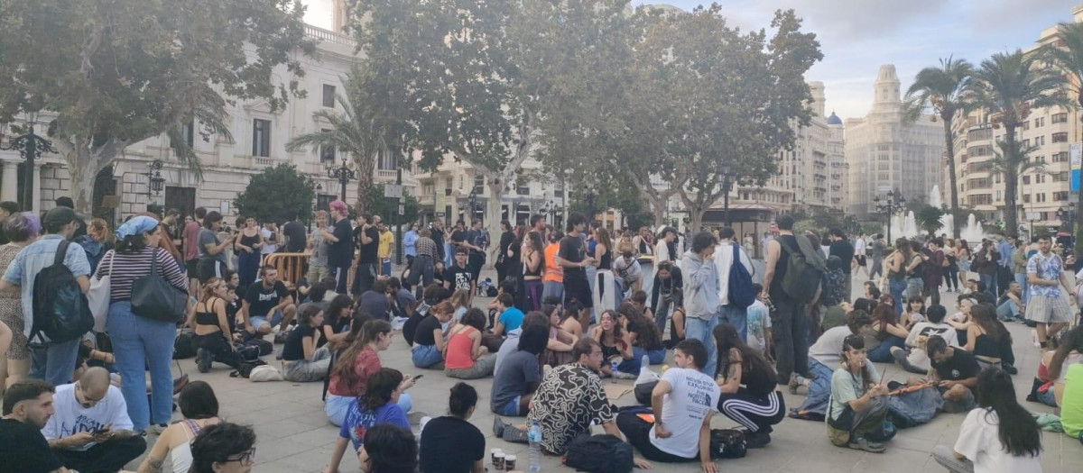Imagen de los jóvenes acampados en la plaza del Ayuntamiento de Valencia