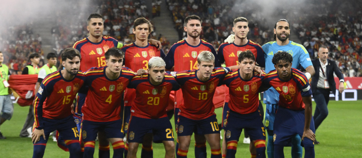 Los jugadores de la selección española posan antes del inicio del encuentro ante la República Checa en el Carlos Tartiere