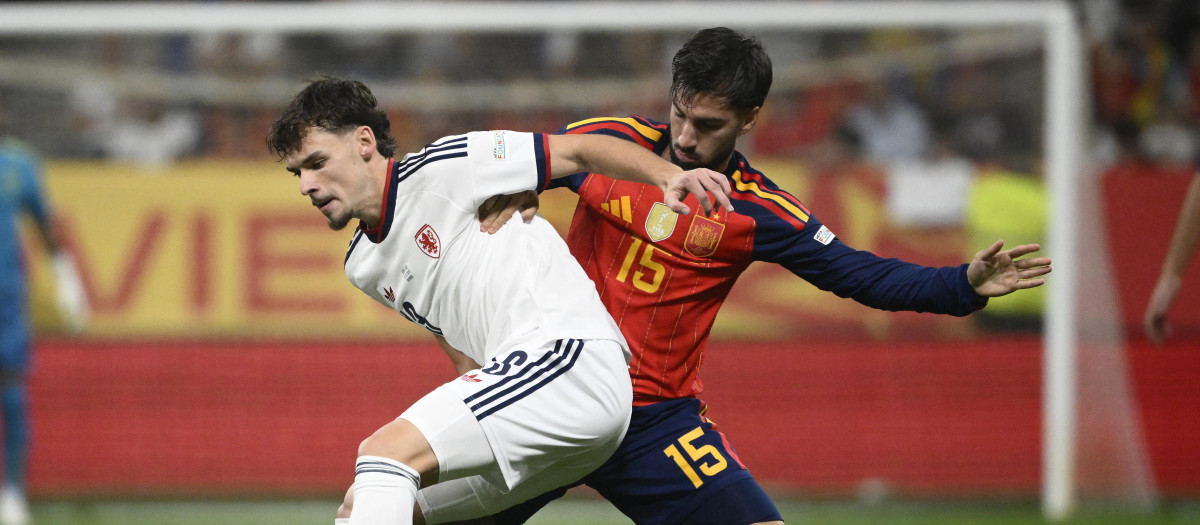 Álex Baena pelea un balón con Lukas Ambros