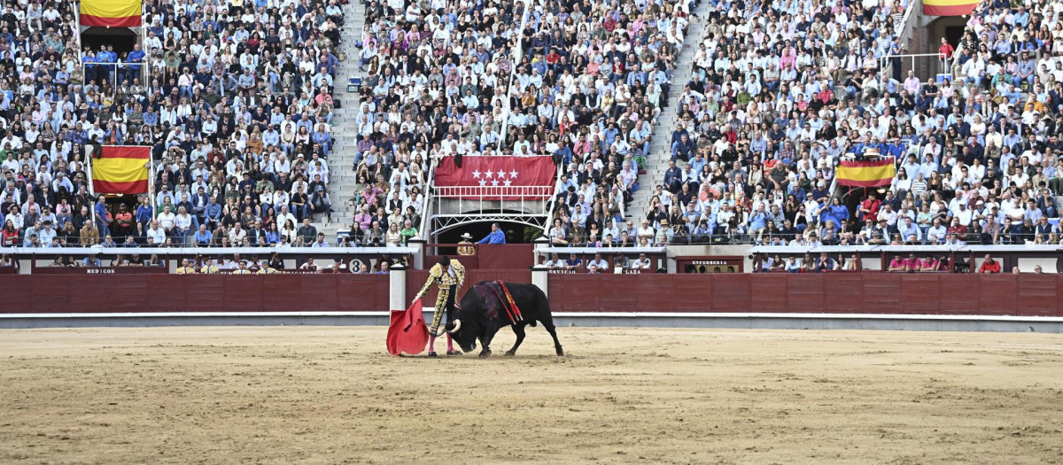 El diestro Emilio de Justo toreando en la Plaza de Toros de Las Ventas de Madrid