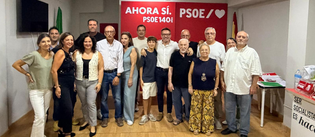 Antonio Romero junto a miembros y militantes del partido socialista