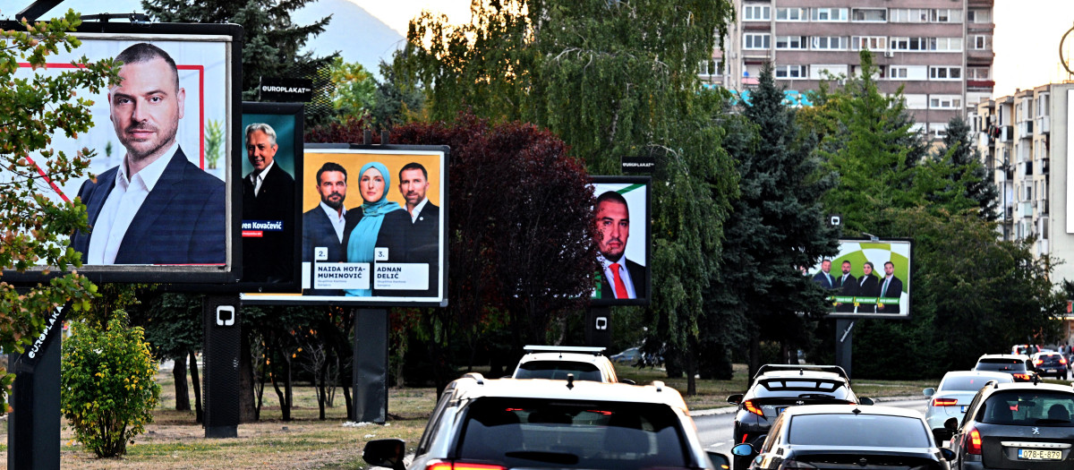 vallas publicitarias de diversos partidos y candidatos, mientras Bosnia y Herzegovina se acercaba a las elecciones generales, Sarajevo