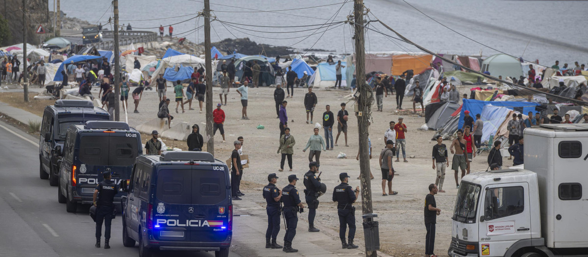 La Policía Nacional interviene en los asentamientos de la playa de El Trampolín, a 28 de septiembre de 2026, en Ceuta