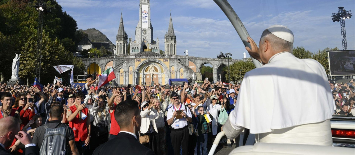 León XIV bendice a la multitud que le esperaba en el santuario de Lourdes el pasado 27 de septiembre