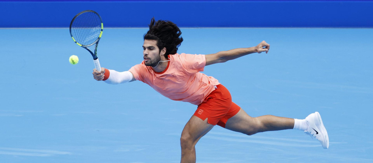 Carlos Alcaraz se estira a por una bola en su partido ante Denis Shapovalov