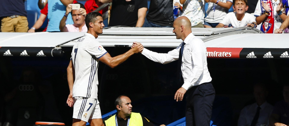 Cristiano le da la mano a Zidane tras ser sustituido en un partido con el Real Madrid