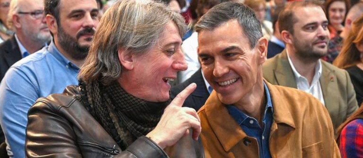 El presidente del Gobierno, Pedro Sánchez (dcha), junto a Carlos Martínez, en la campaña de las Aautonómicas