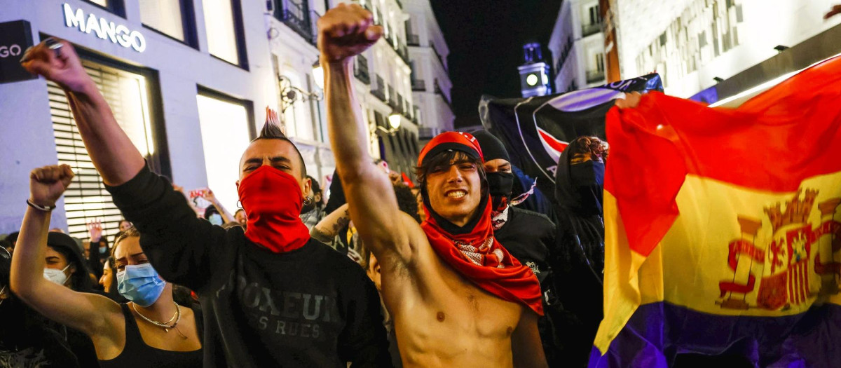 Unos jóvenes, durante los altercados del sábado por la noche en Sol