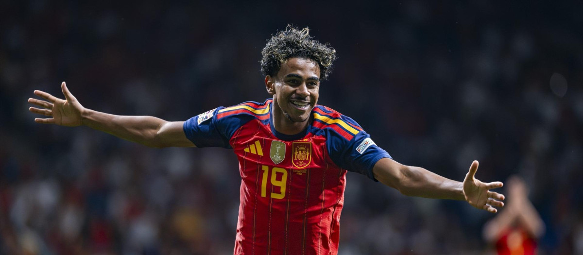 Lamine Yamal festeja el 1-0 de España en el Carlos Tartiere