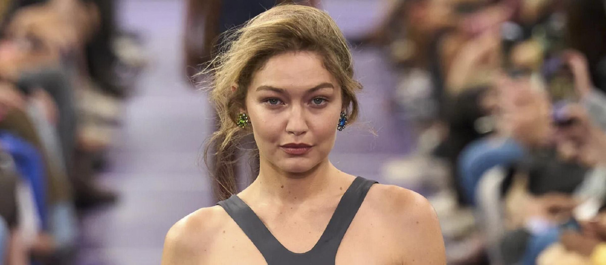 Gigi Hadid, en el desfile de Miu Miu en la Paris Fashion Week