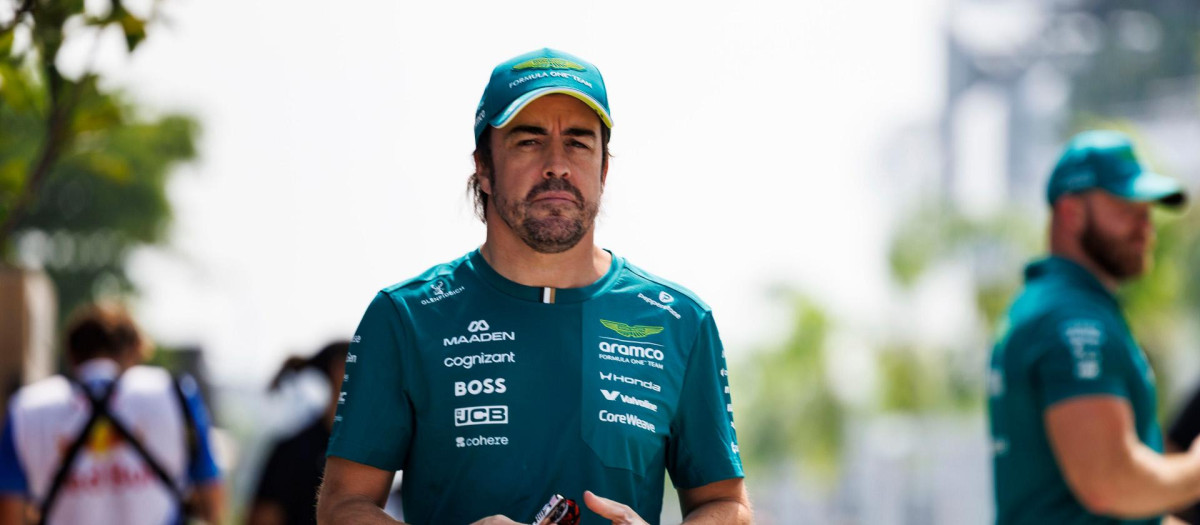 Fernando Alonso se dirige hacia el paddock del circuito de Sepang