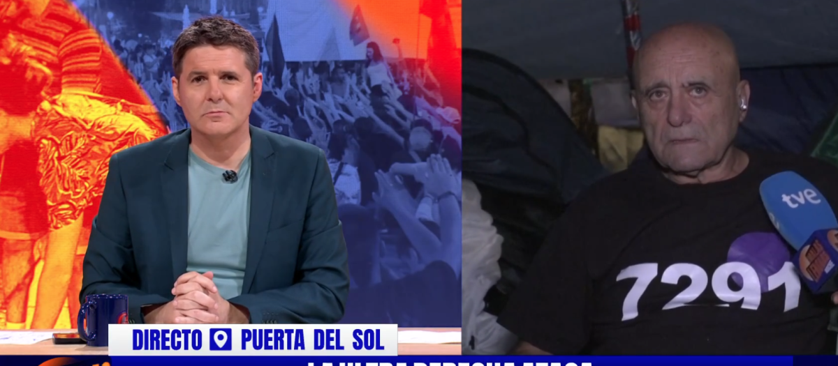 Jesús Cintora, este sábado en La 1 durante su conexión con uno de los acampados en Sol