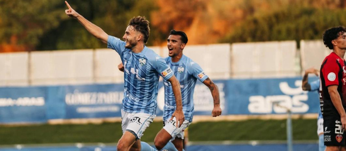 Manu Molina celebra su gol ante el Salerm Puente Genil