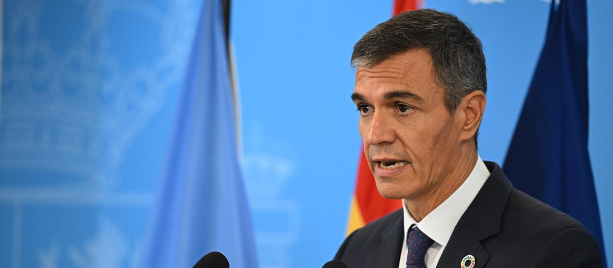 (Foto de ARCHIVO)
El presidente del Gobierno, Pedro Sánchez, comparece ante los medios de comunicación, en la sede de la Representación Permanente de España ante Naciones Unidas, a 23 de septiembre de 2026, en Nueva York (Estados Unidos). Sánchez se encuentra en Nueva York con el objetivo de participar en la Asamblea General de Naciones Unidas que se celebra estos días en la ciudad estadounidense.

Pool Moncloa/Borja Puig de la Bellacasa
23 SEPTIEMBRE 2026;ONU;NACIONES UNIDAS
23/9/2026