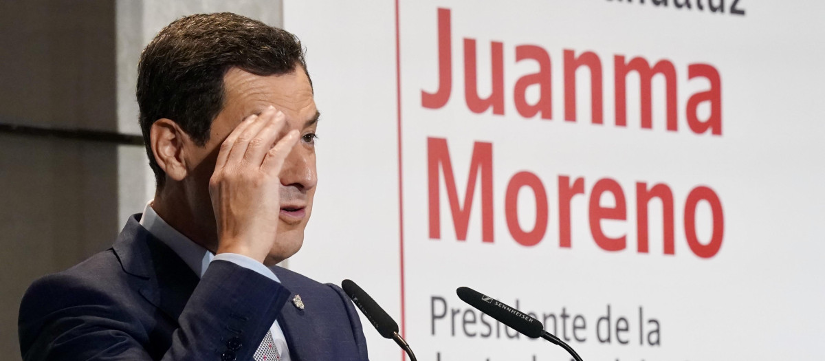 El presidente de la Junta de Andalucía, Juanma Moreno, este lunes en un desayuno informativo