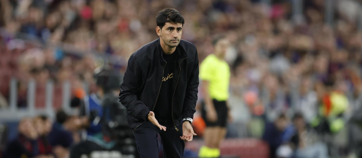 El entrenador del Real Madrid femenino, Pau Quesada, durante el partido de Liga F ante el Barcelona
