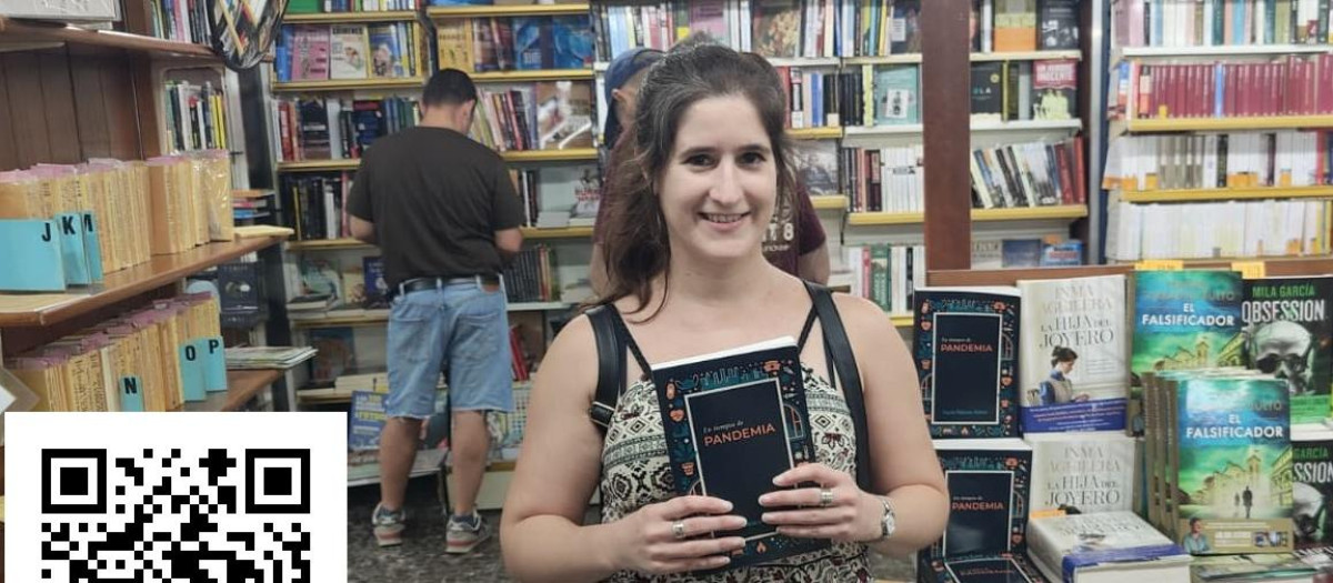 La autora valenciana, Lucía Palacios, junto a su libro 'En tiempos de pandemia'