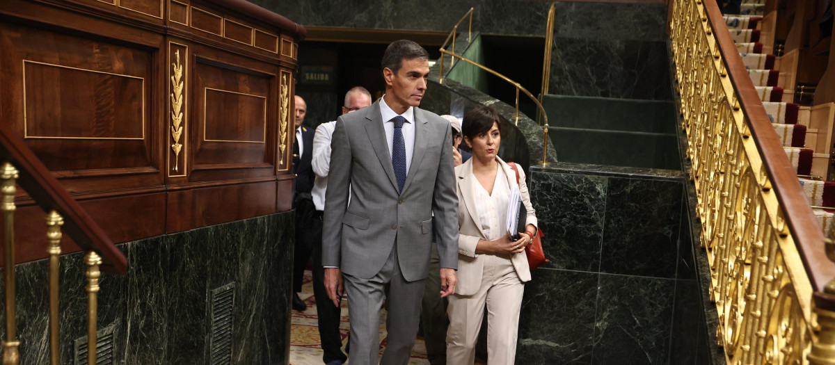 El presidente del Gobierno, Pedro Sánchez, y ministra de Vivienda y Agenda Urbana, Isabel Rodríguez