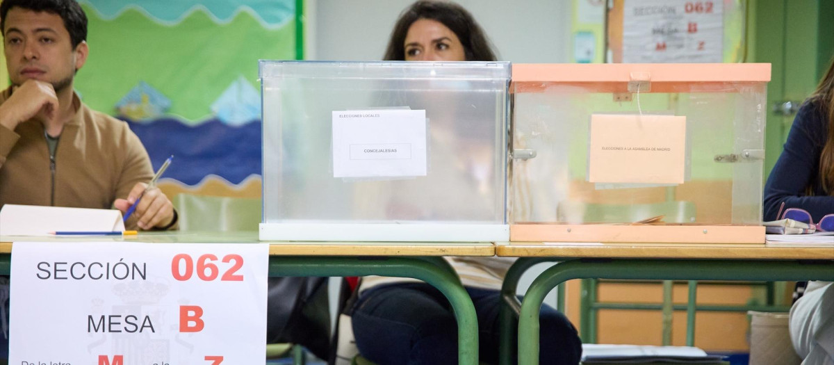 Urnas preparadas en un colegio electoral