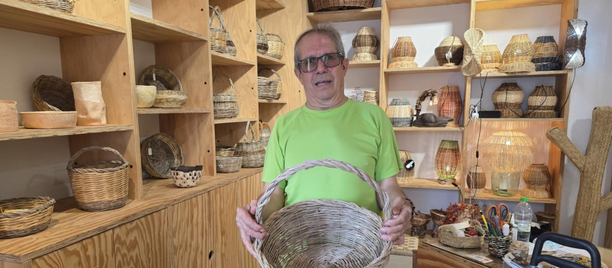 Francisco sostiene uno de sus canastos elaborado con sus manos