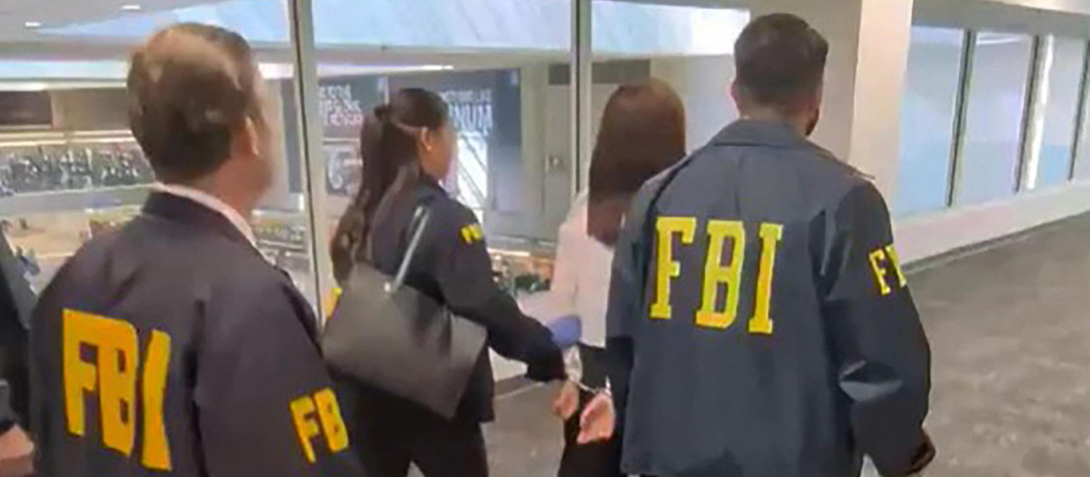 Momentos de la detención, en el aeropuerto de Los Ángeles, de un presunta espía china