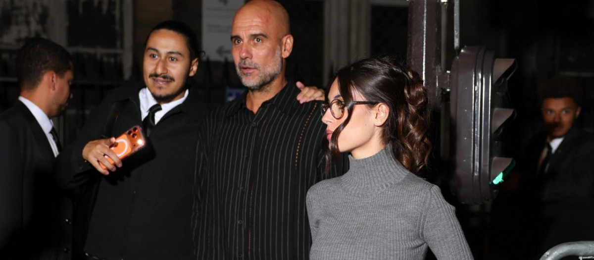 Pep Guardiola, junto a su hija María, en París