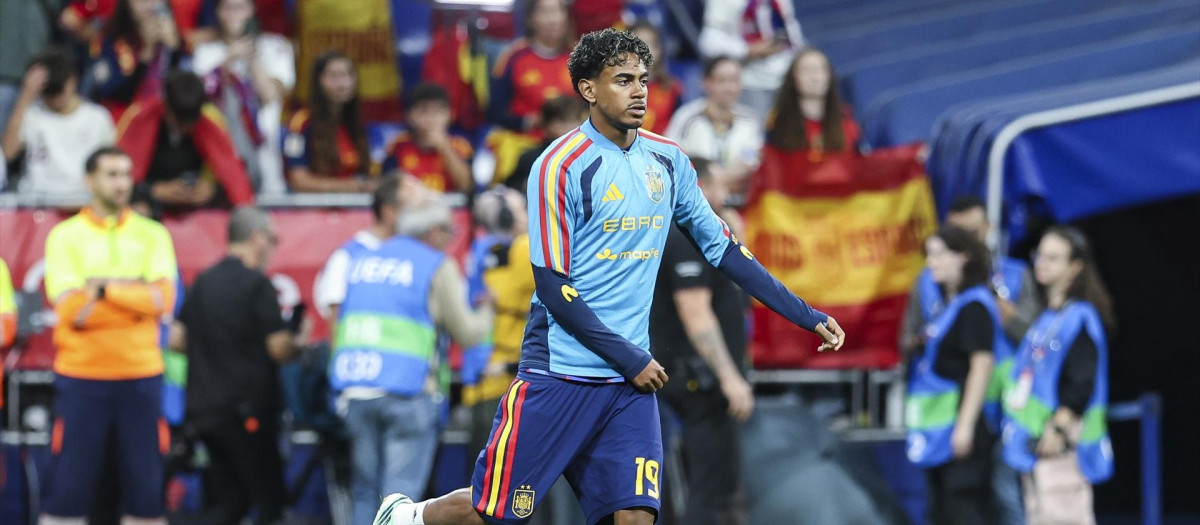 Lamine Yamal, durante un calentamiento con la selección española
