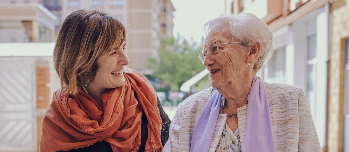 De izquierda a derecha: Isabel Lecumberri (técnica del Programa Siempre Acompañados de la Fundación Pauma) y Mercedes Garralda (beneficiaria del programa Siempre Acompañados de la Fundación ”la Caixa”)