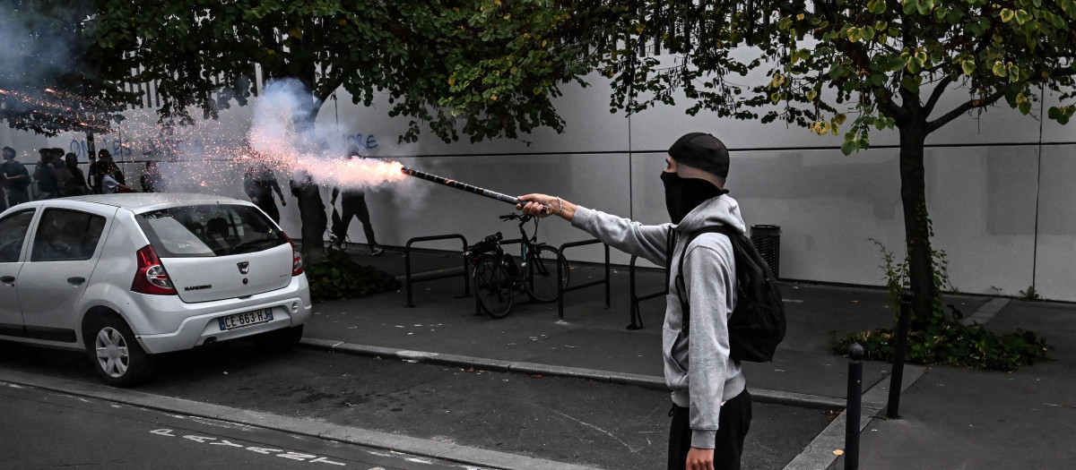 Un manifestante utiliza un mortero de fuegos artificiales durante los enfrentamientos entre estudiantes de secundaria y policías antidisturbios frente al instituto Gustave Eiffe