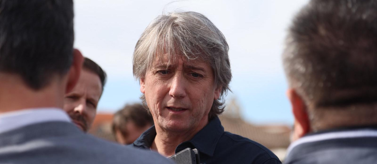 El secretario general del PSOE de Castilla y León, Carlos Martínez, atiende a la prensa antes de visitar una explotación agrícola de pistacho en San Miguel de la Ribera (Zamora)