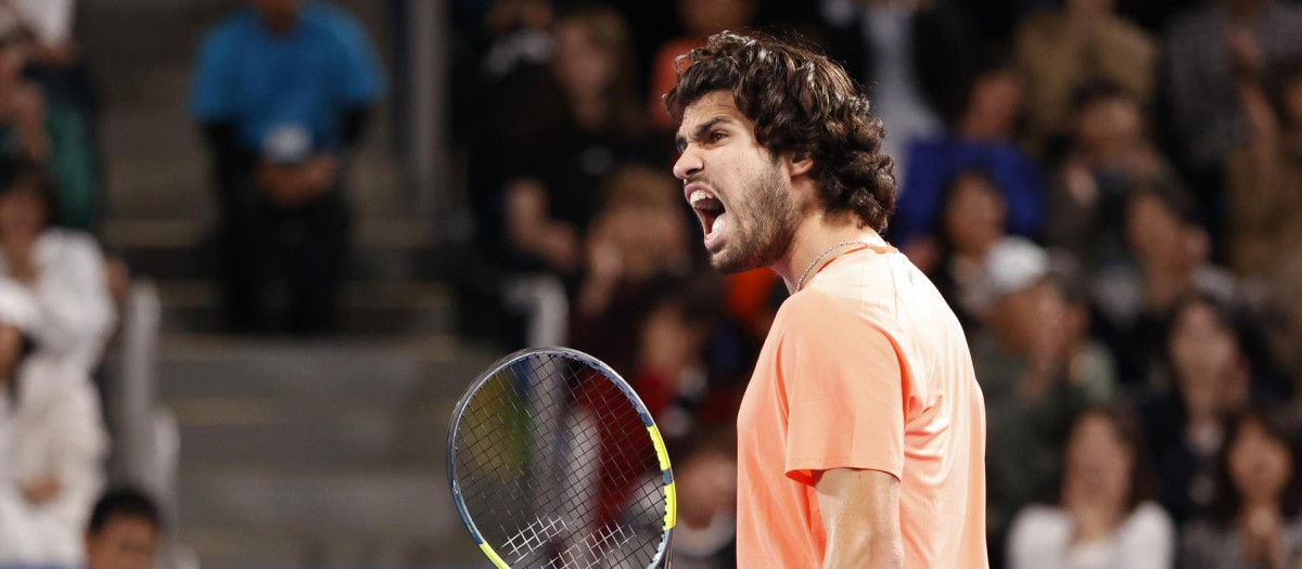 Carlos Alcaraz celebra el pase a la gran final del ATP 500 de Tokio