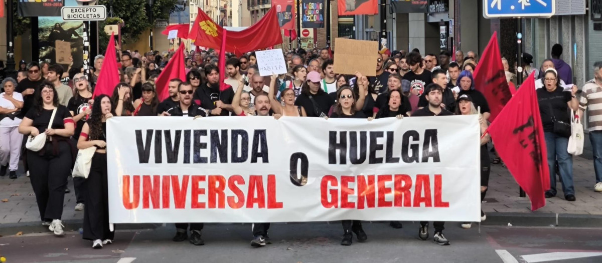 Manifestación en Logroño en la que se ha pedido vivienda universal o huelga general