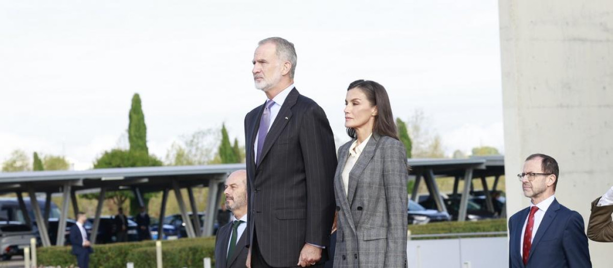 Los Reyes, este lunes, reciben honores en el aeropuerto Adolfo Suárez de Madrid antes de partir hacia Helsinki