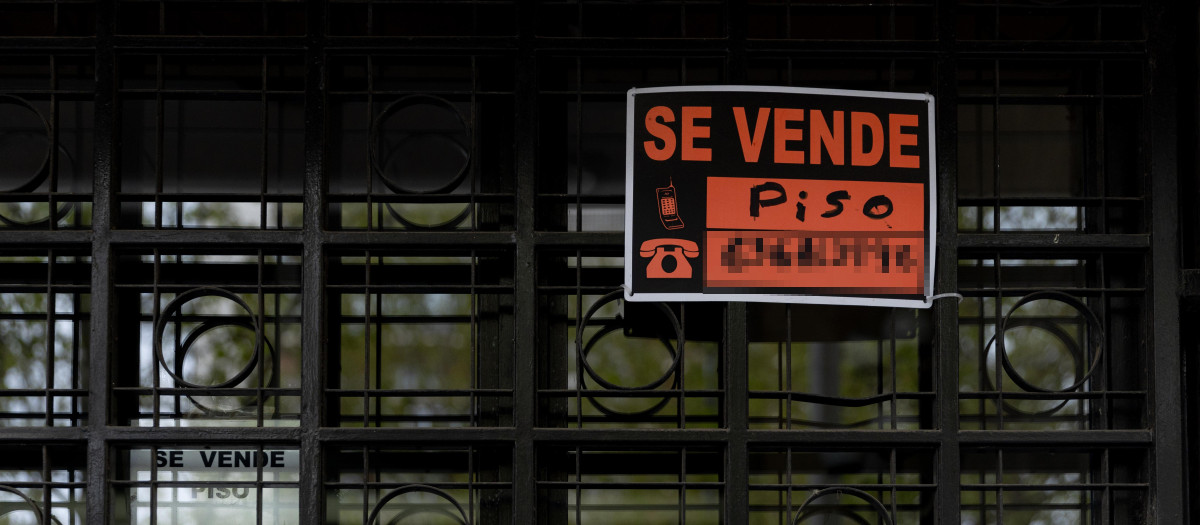Vista de un cartel de 'Se vende' en un portal de un edificio de Madrid
