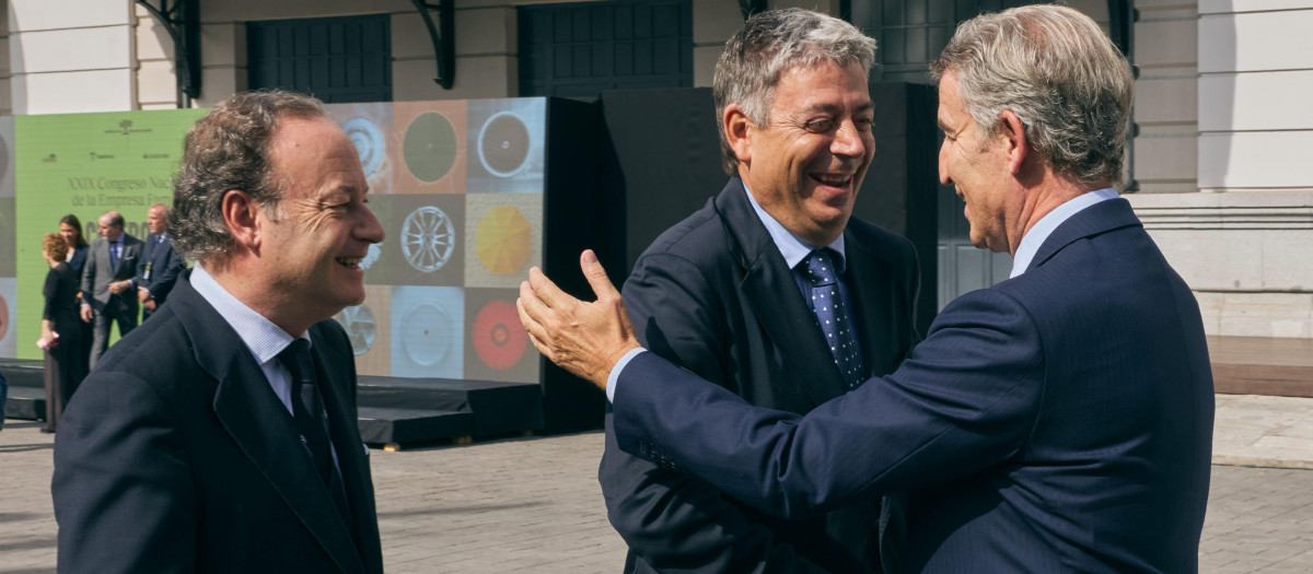 El presidente del Instituto de Empresa Familiar (IEF) y de Fluidra, Eloi Planes, saluda a Feijóo ante la mirada del director ejecutivo del IEF, José Luis Blanco.