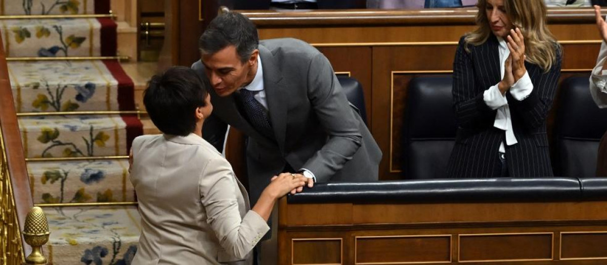 El presidente del Gobierno, Pedro Sánchez, y la ministra de Vivienda, Isabel Rodríguez