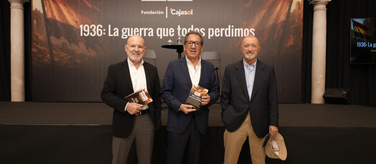 El periodista Jesús Vigorra; el presidente de la Fundación Cajasol, Antonio Pulido, y el escritor Arturo Pérez-Reverte, en la presentación de las jornadas sobre la Guerra Civil

REMITIDA / HANDOUT por CAJASOL
Fotografía remitida a medios de comunicación exclusivamente para ilustrar la noticia a la que hace referencia la imagen, y citando la procedencia de la imagen en la firma
05/10/2026