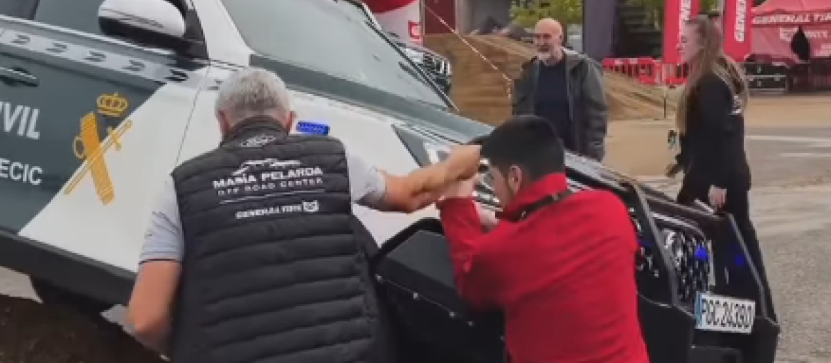 El agente durante la exhibición con algo de ayuda del público