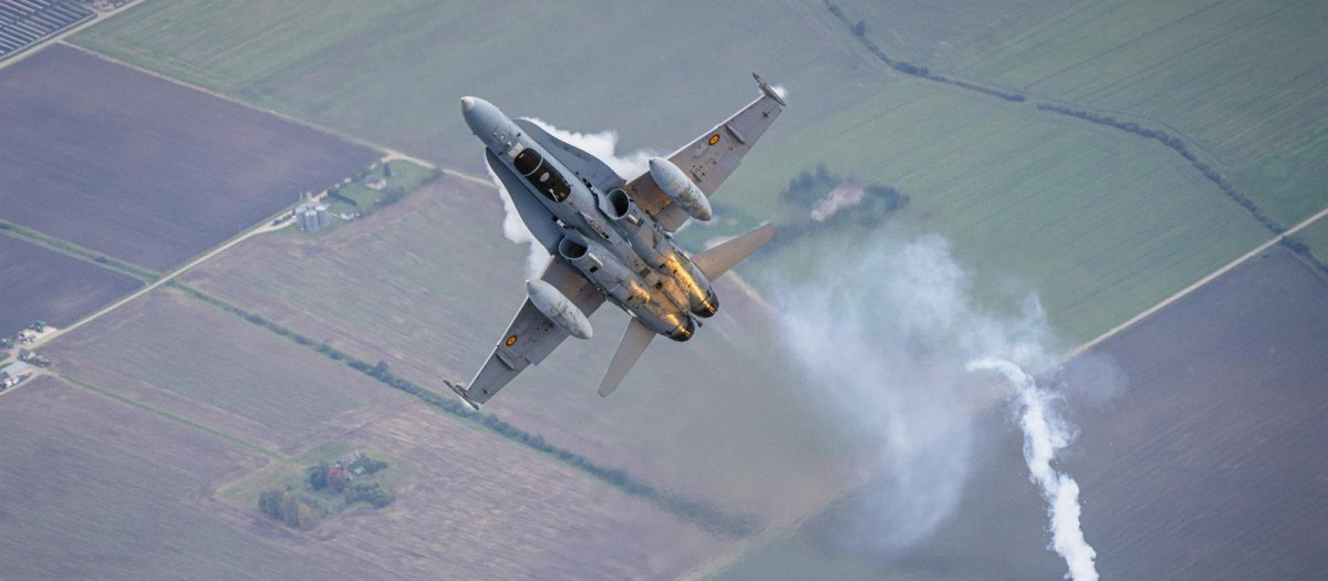 Un F-18 del Ejército del Aire y del Espacio español, durante el entrenamiento liderado por la OTAN en los países bálticos