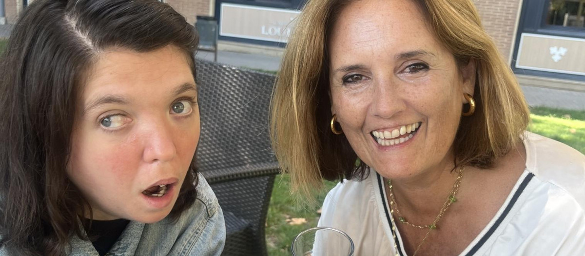 Adela, junto a su madre, Elisenda